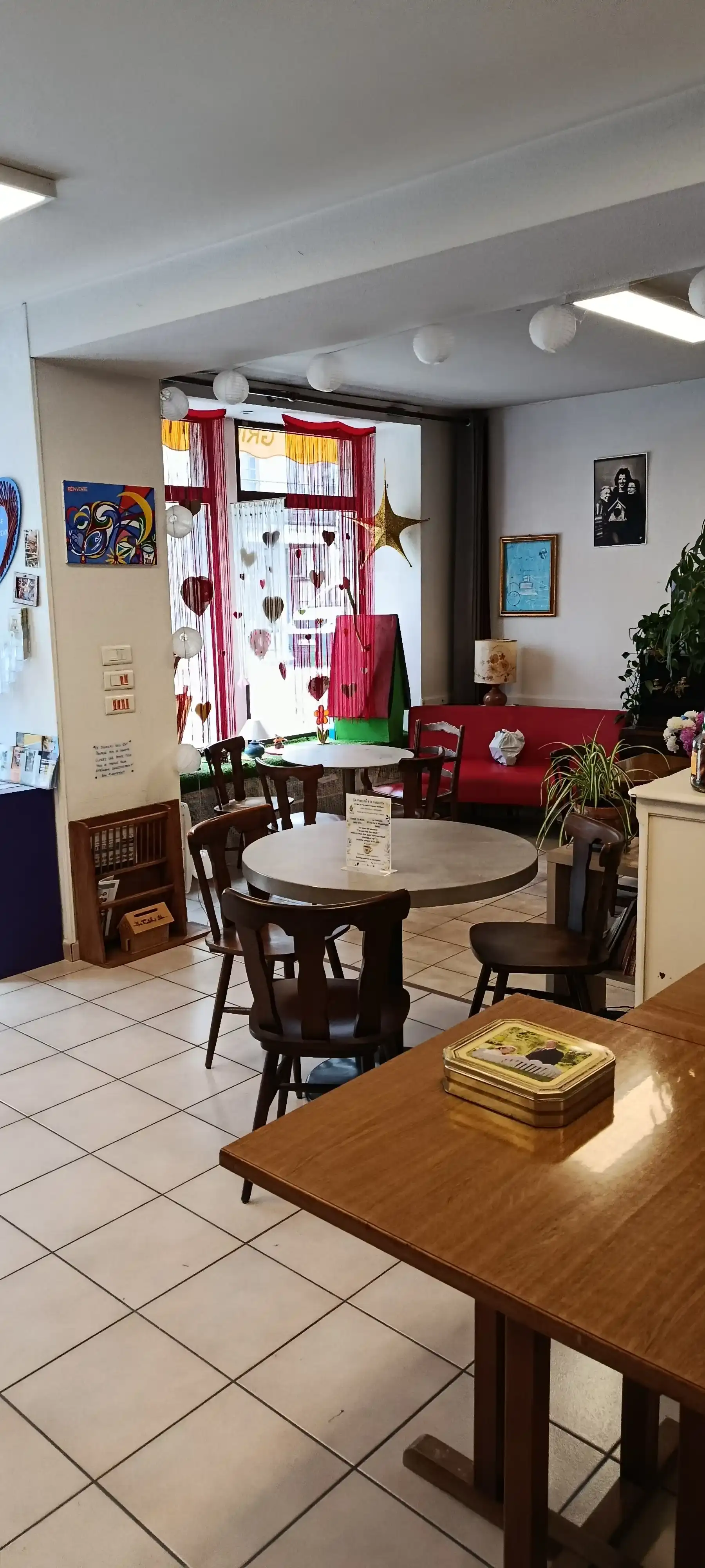 Salle chaleureuse du tiers-lieu La Cabiotte